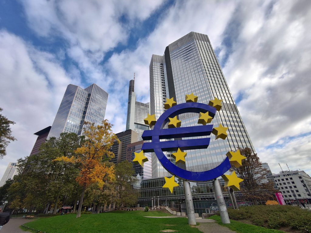 Titelbild von EZB hebt die Zinsen weiter an
